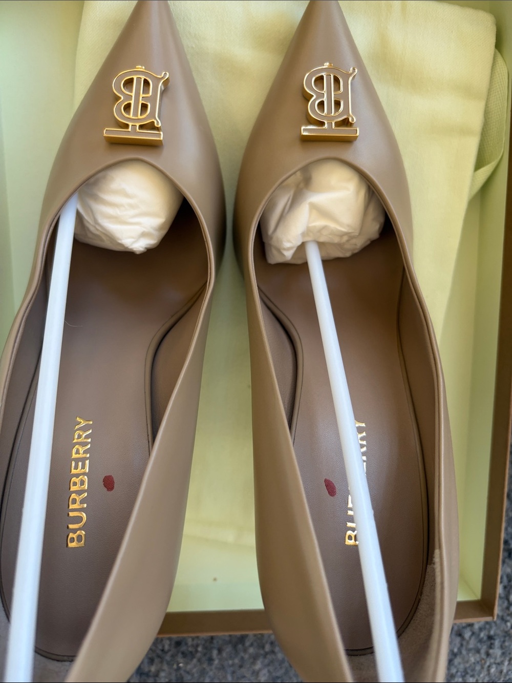 NWT Burberry Ezra Nude/Tan Pointed Leather Pumps with Gold TB Emblem size 37.5 - Picture 7 of 11